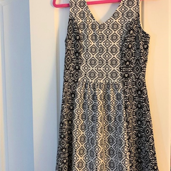 cute casual dress peekaboo back - Picture 2 of 2